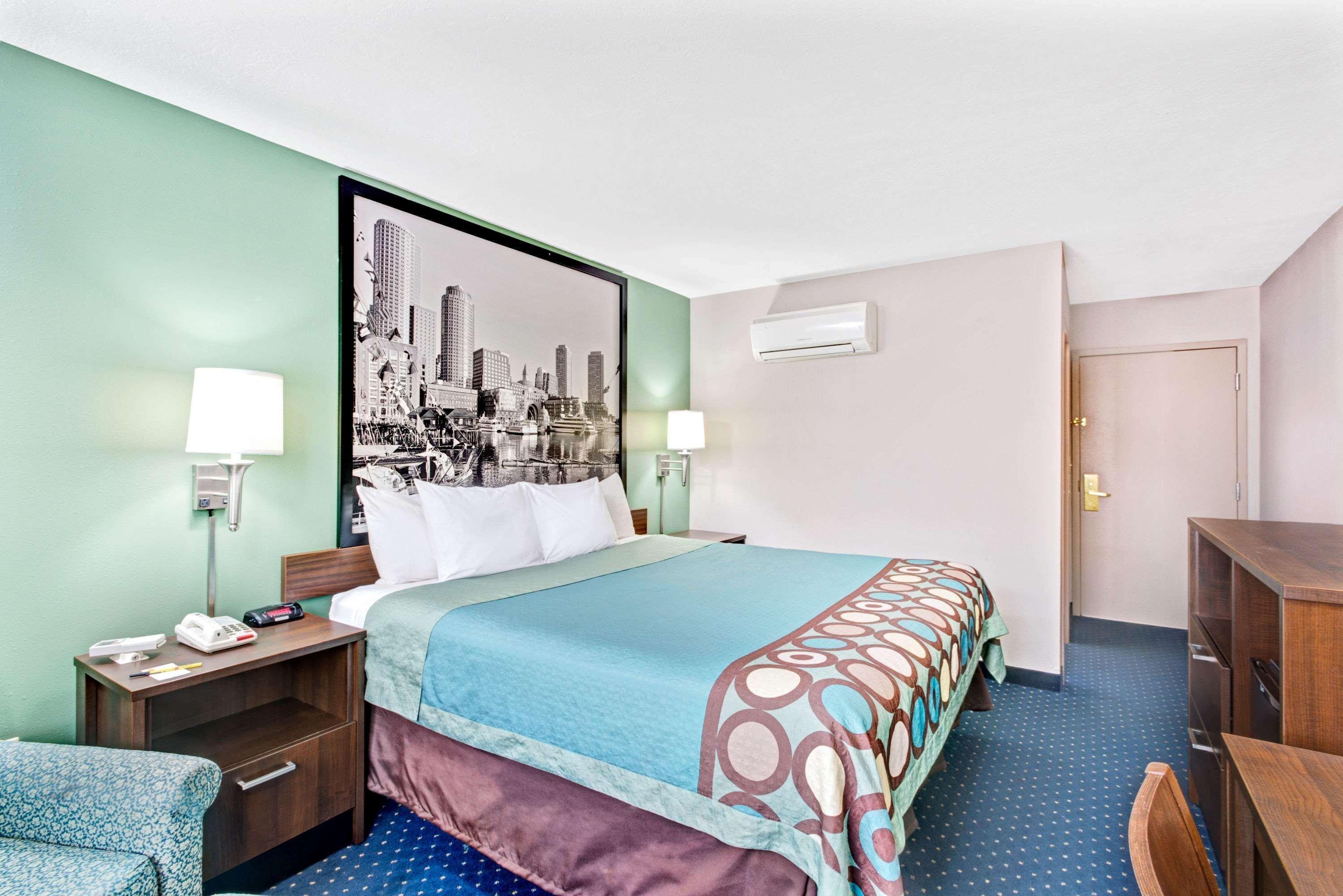 Super 8 By Wyndham Brockton Hotel Exterior foto